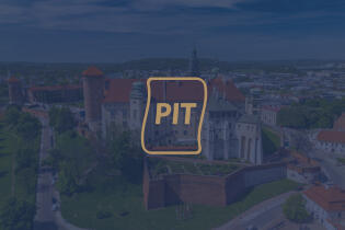 Widok Wawelu z lotu ptaka z napisem „PIT” – grafika promująca informacje o rozliczeniu podatku w Krakowie.