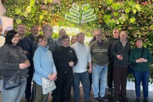 Uczestnicy pozujący na ściance przed Wejściem do Ekpsparni w Krakowie.