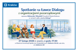 na ławce siedzi mężczyzna i rozmawia z grupom ludzi, w tle okno z widokiem na zaśnieżone miasto. 