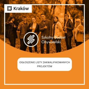 Na zdjęciu widać 7 uśmiechniętych osób trzymających kciuki do góry. W tle widać spadające liście i drzewa.