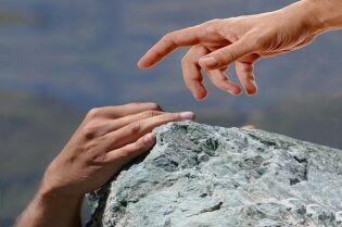 Grafika przedstawia dłoń wyciągniętą do pomocy