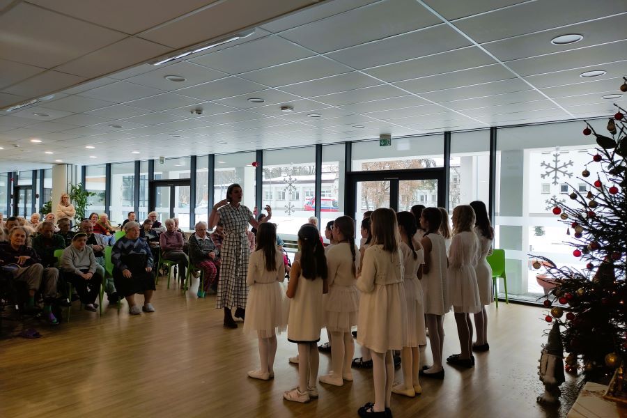 Na zdjęciu dzieci ze Szkoły Podstawowej nr 39 im. Bartosza Głowackiego w Krakowie śpiewają kolędy oraz pastorałki. 