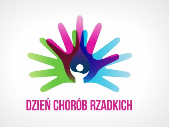 Logotyp światowego dnia chorób rzadkich. Różnokolorowe odciski dłoni ułożone promieniście a w centralnym punkcie mała schematyczna sylwetka postaci ludzkiej.  