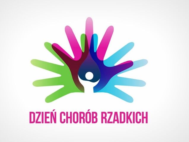 Logotyp światowego dnia chorób rzadkich. Różnokolorowe odciski dłoni ułożone promieniście a w centralnym punkcie mała schematyczna sylwetka postaci ludzkiej.  