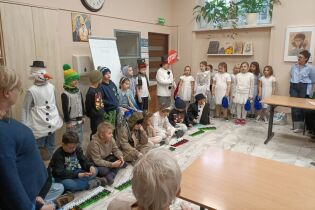 Uczniowie śpiewają piosenkę o zimie