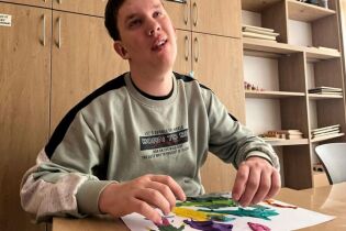 Uczestnik tworzy prace przy użyciu plasteliny