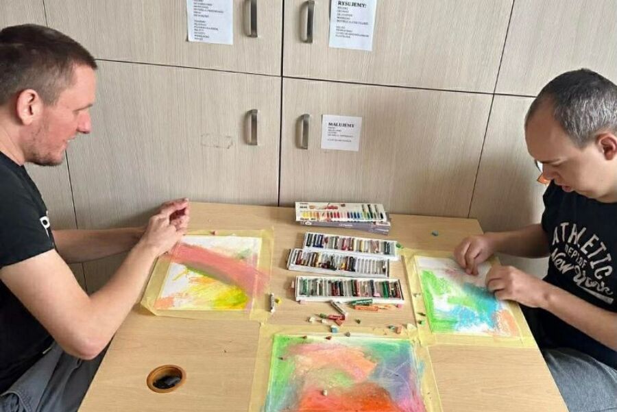 Radość tworzenia – arteterapia, która łączy i wzmacnia