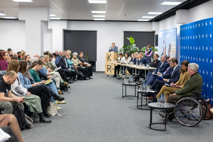 Dialog z trzecim sektorem , zdjęcie grupy ludzi obecnych na spotkaniu,