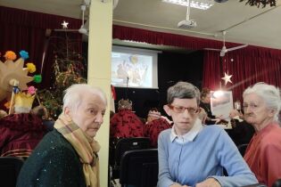 Na zdjęciu trzy Mieszkanki na wspólnym kolędowaniu „Gore gwiazda Jezusowi” w DPS Łanowa 39 tuż przed rozpoczęciem wydarzenia.