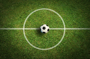 Na zdjęciu widzimy boisko do piłki nożnej i piłkę