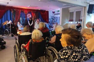 Na zdjęciu Mieszkanki na widowni tuż przed rozpoczęciem Jasełek w DPS  im. św. Jana Pawła II, ul. Praska 25 w Krakowie. 
