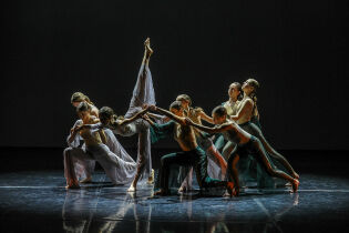 Grupa młodych tancerzy występuje na scenie.