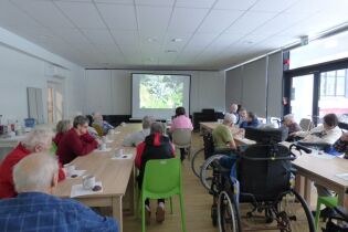 Na zdjęciu Mieszkańcy oglądają oraz słuchają prelekcji o Kalifornii.