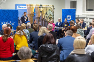 Widać ludzi siedzących na sali gimnastycznej podczas spotkania PMK oraz jego zastępców w ramach "Ławki dialogu.