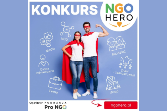 Informacja o konkursie NGO Hero 2026, obok zdjęcie pary udającej superbohaterów