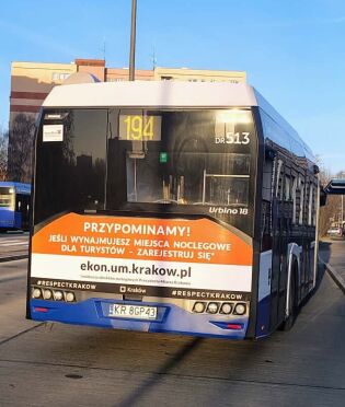 zdjęcie autobusu MPK z reklamą o której mowa w artykule 