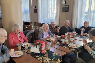 Uczestnicy podziwiają wystrój restauracji oraz rozkoszują się pyszną szarlotką z lodami.