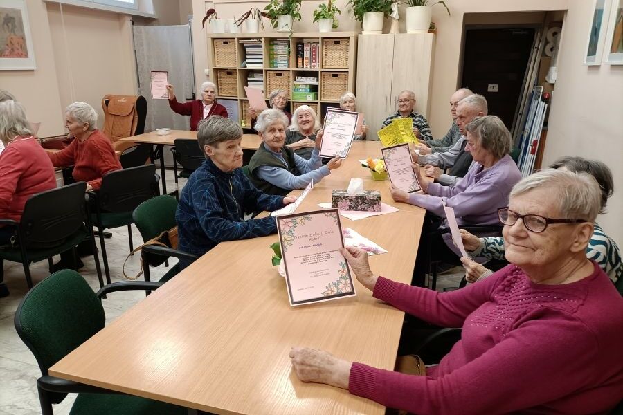 Uczestnicy otrzymali pamiątkowe dyplomy z życzeniami z okazji Dnia Kobiet oraz Dnia Mężczyzn