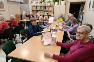 Uczestnicy otrzymali pamiątkowe dyplomy z życzeniami z okazji Dnia Kobiet oraz Dnia Mężczyzn