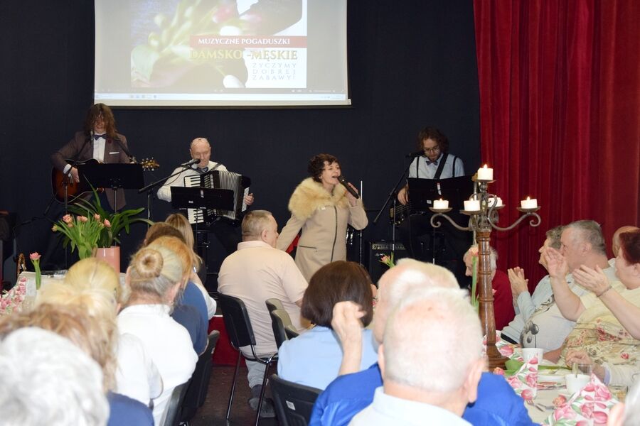 Uczestnicy spotkania podczas oglądania programu artystycznego