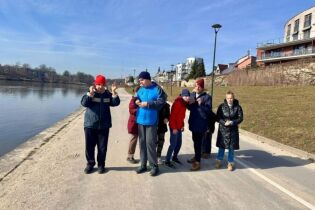 Uczestnicy na spacerze wzdłuż Wisły