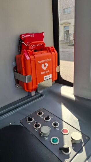 17 tramwajów MPK zostanie wyposażonych w defibrylatory