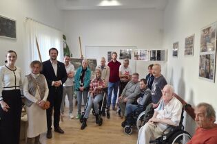 grupa osób na wernisażu malarstwa i fotografii