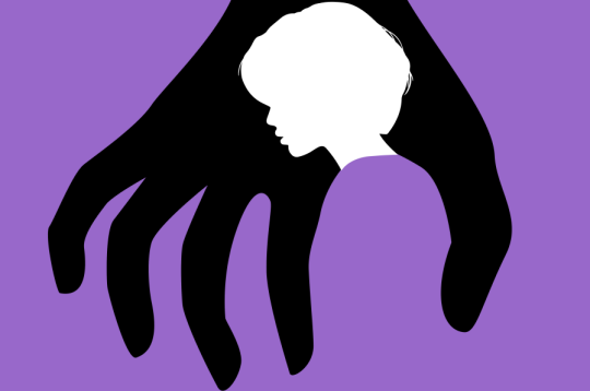 grafika - na fioletowym tle rozcapierzona złowrogo dłoń i wpisana w nią sylwetka kobiety