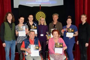 Zwycięzcy turnieju wraz z Dyrektorem Domu oraz prowadzącymi zawody