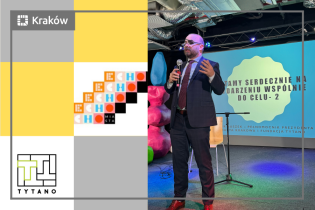 Na zdjęciu na scen ie stopi Pan Artur Buszek Pełnomocnik Prezydenta Miasta Krakowa ds. współpracy z organizacjami pozarządowymi 