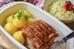 Grafika przedstawia posiłek w postaci ziemniaków i mięsa, umieszczonych w białym naczyniu.