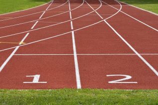 Grafika przedstawia fragment bieżni lekkoatletycznej.