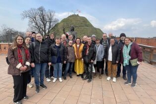 Wspólne zdjęcie na tle Kopca