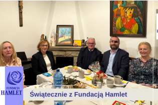 Wielkanocne spotkanie w Środowiskowym Domu Samopomocy Fundacji Hamlet, zdjęcie prezentujące kilka osób siedzących przy świątecznym stole