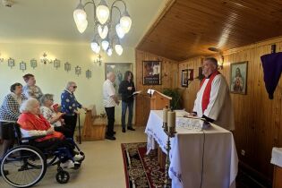 Uczestnicy nabożeństwa w domowej kaplicy