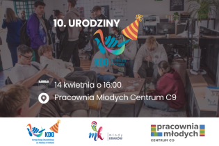 Informacja o 10 urodzinach, w tle zdjęcie grupy młodzieży 