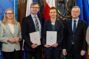 Zdjęcie przedstawia Zastepcę Prezydenta Miasta Krakowa, Marię Klaman, przedstawiciela firmy GoCloud, partnera Google i innych przedstawicieli Urzędu Miasta Krakowa po podpisaniu porozumienia