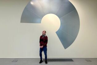 Uczestnik na tle sztuki