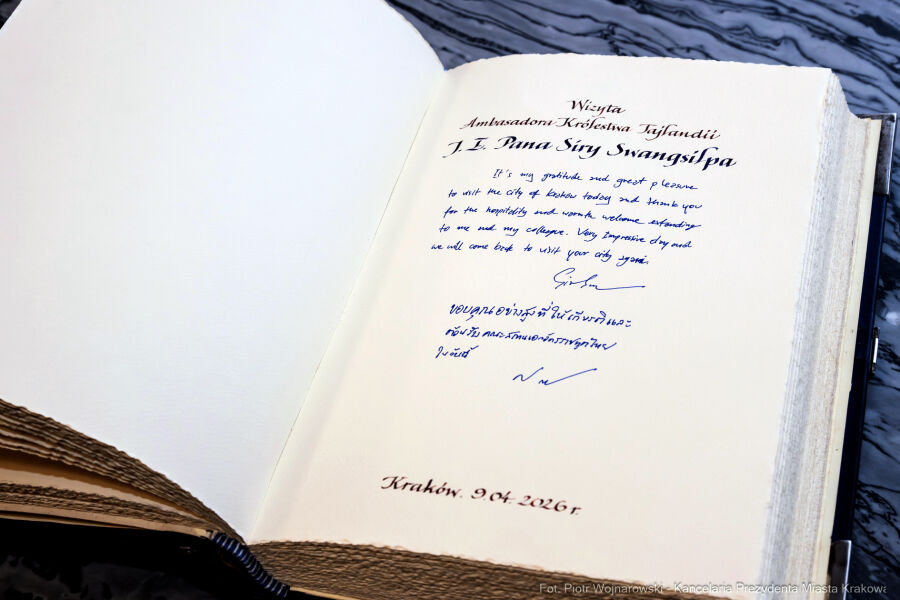 Wpis dokonany przez nowego Ambasadora Królestwa Tajlandii w księdze pamiątkowej podczas wizyty w urzędzie miasta Krakowa 9.04.2026 r. Tekst w języku angielskim oraz tajskim.