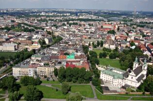 Grafika przedstawia widok z lotu ptaka na starą część miasta.