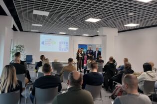 Przedstawiciele Policji i Straży Miejskiej uczestniczący w szkoleniu organizowanym w ramach programu Otwarty Kraków.