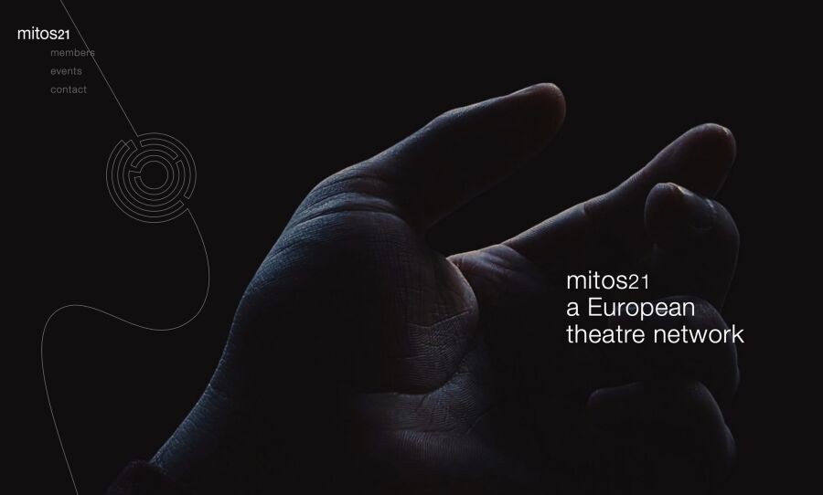 na grafice Sieci MITOS21 na całkowicie czarnym tle wyłania się z mroku naturalnie wyglądająca otwarta ludzka dłoń. Widoczna jest skóra i linie papilarne. 