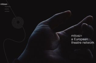 na grafice Sieci MITOS21 na całkowicie czarnym tle wyłania się z mroku naturalnie wyglądająca otwarta ludzka dłoń. Widoczna jest skóra i linie papilarne. 