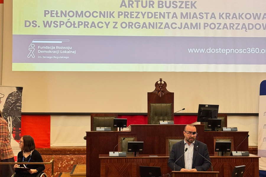 Zdjęcie Pełnomocnika Buszka w trakcie konferencji 