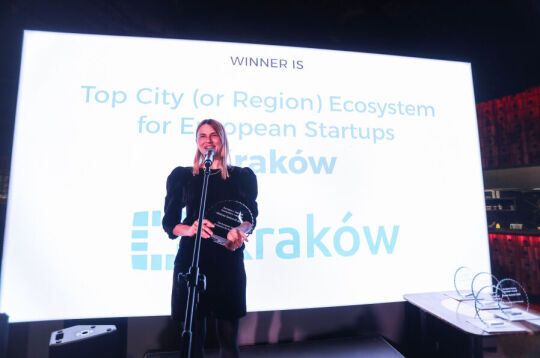 Dominika Walec - Pełnomocnika PMK ds. współpracy ze środowiskiem biznesowym odbiera nagrodę na uroczystej gali dla Krakowa