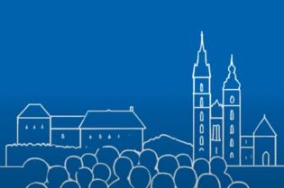 Na niebieskim tle zarys postaci widzianych od tyłu na pierwszym planie, na drugim - w perspektywie - zarys budynków odpowiadających bryle Wawelu oraz Bazyliki Mariackiej. 