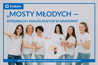 Na jasnym tle obecnych jest sześć kobiet w różnym wieku, podobnego wzrostu, ubranych w białe podkoszulki i niebieskie spodnie. Nad ich głowami widać nazwę projektu. 