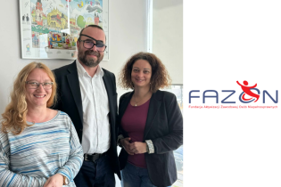 Na zdjęciu stoją 3 osoby, Pan Pełnomocnik Buszek oraz dwie kobiety, reprezentantki Fundacji Fazon. 