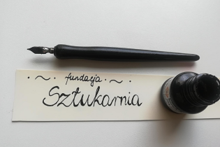 Logo Fundacji Sztykarnia, kałamarz i pióro 