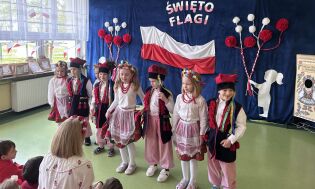 Dzieci w strojach galowych na Tygodniu Patriotycznym w Samorządowym Przedszkole nr 144 w Krakowie